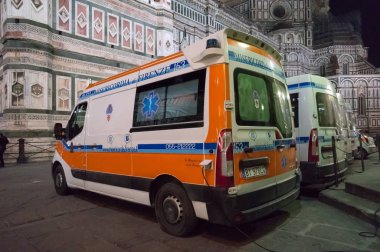 Floransa, Toskana / İtalya - 26 Ocak 2019: Geceleri Katedral Meydanı 'ndaki (Piazza del Duomo) San Giovanni (1059-1129) vaftiz töreninin önünde ambulanslar görevdedir..