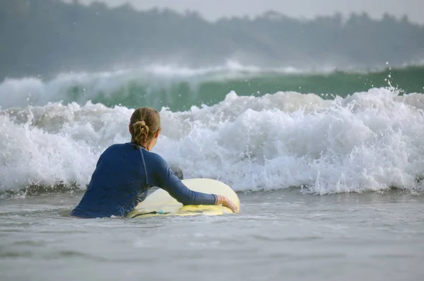 Hikkaduwa Sri Lanka Décembre 2015 Une Surfeuse Non Identifiée Avec — Photo