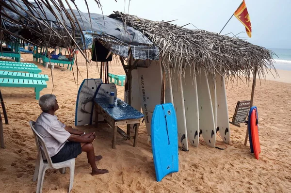 Hikkaduwa Sri Lanka December 2015 Gray Haired Man Sits Surf — Stock Photo, Image