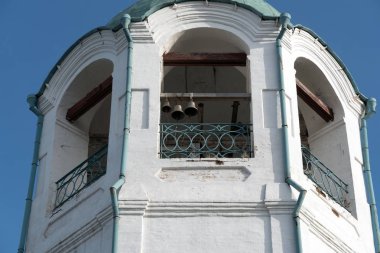 Yeniseisk şehrinin Kutsal Bakire Meryem Katedrali 'nin (1793) çan kulesi mavi gökyüzüne karşı. Krasnoyarsk Bölgesi. Rusya.