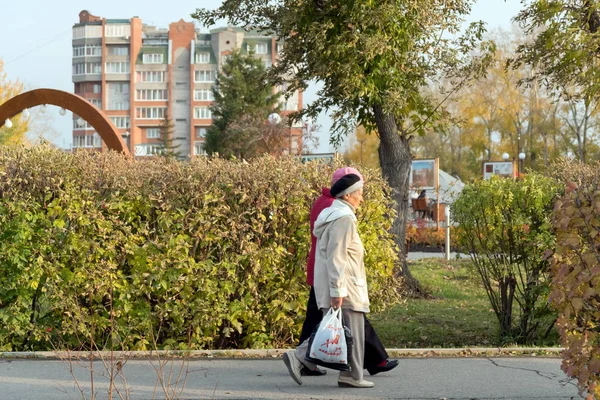 Achinsk Krasnojarsk Territory Oktober 2019 Två Äldre Kvinnor Går Från — Stockfoto