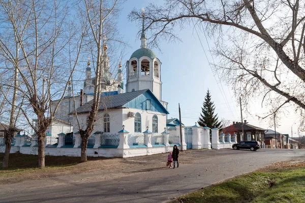 Yeniseisk Território Krasnoyarsk Outubro 2019 Pessoas Caminham Longo Uma Rua — Fotografia de Stock