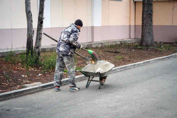 Yeniseisk Krasnoyarsk Territory October 2019 Janitor Sweeps Sidewalk Puts Garbage — Stock Photo, Image