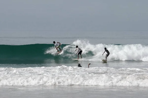 Les Trois Surfeurs Roulent Sur Une Planche Surf Sur Une — Photo