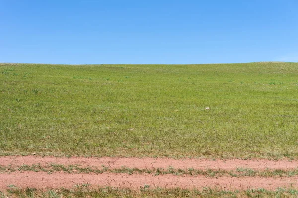 Camino Tierra Corre Por Prado Verde Contra Cielo Azul Día — Foto de Stock