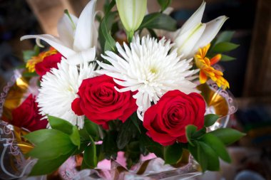 Fışkırtmalardan, güllerden, kasımpatılardan ve gerberalardan oluşan güzel bir buket.