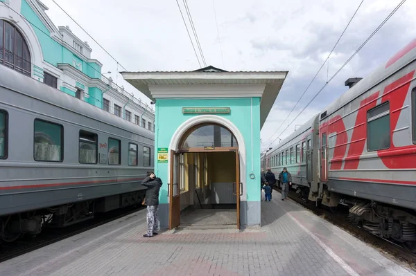 Omsk Omsk Region Dubna 2015 Cestující Opouští Podjezd Nástupiště Mezi — Stock fotografie