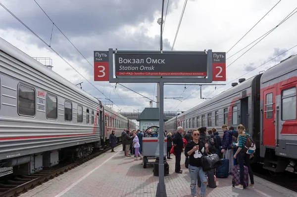Omsk Regione Omsk Aprile 2015 Passeggeri Stanno Riposando Accanto Cartello — Foto Stock