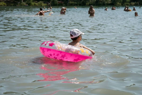 Lake Krasnoyarsk Territory Серпня 2019 Дівчинка Плаває Воді Каучуковим Кільцем — стокове фото