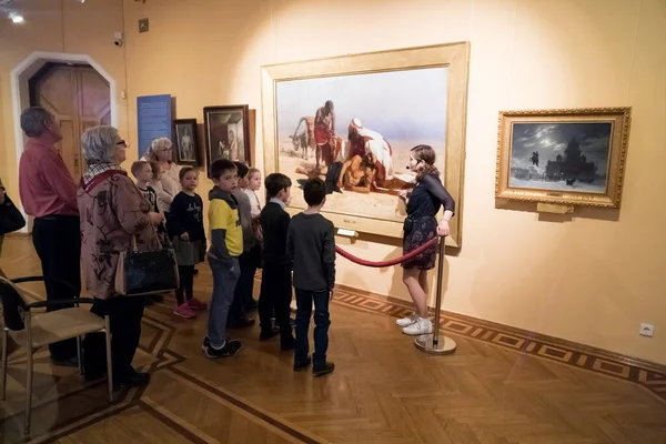 Krasnoyarsk, Krasnoyarsk Bölgesi / Rf - 25 Nisan 2019: Rehber, büyük Rus ressam V. Surikov 'un (18481916) 1874 tarihli 