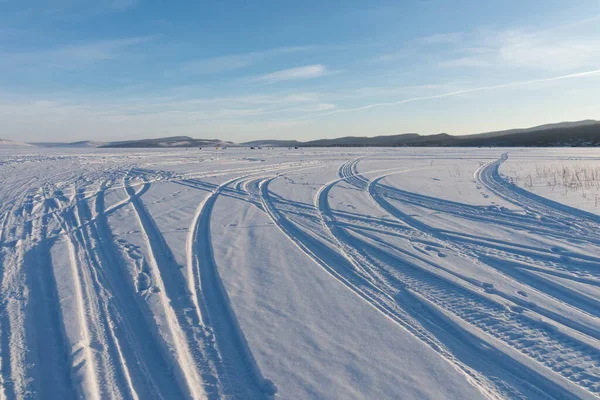 Spår Bilar Leder Avståndet Längs Den Vita Snön Den Frusna — Stockfoto