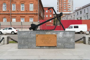 Yenisei Nehri 'ndeki ilk vapurun 100. yıldönümüne adanmış anıt.).