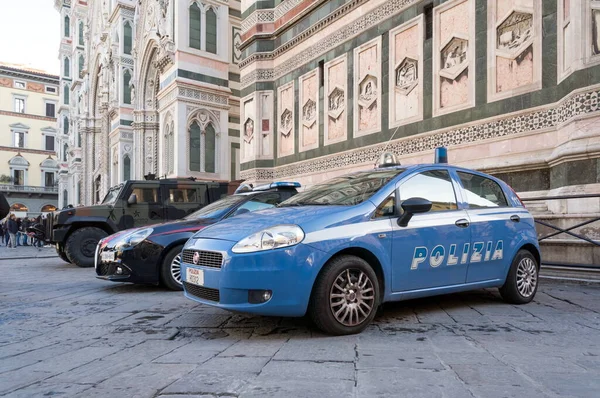Floransa, Toskana / İtalya - 26 Ocak 2019: Polis aracı Katedral meydanındaki Santa Maria del Fiore Katedrali 'nin (1296 - 1436) girişine yakın duruyor.).
