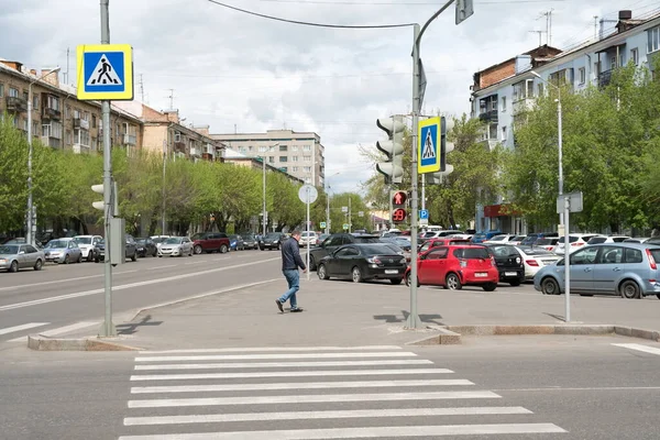 Krasnoyarsk Krasnoyarsk Territory 2019年5月22日 春天的一天 一个人走在人行道上的人行横道前 — 图库照片