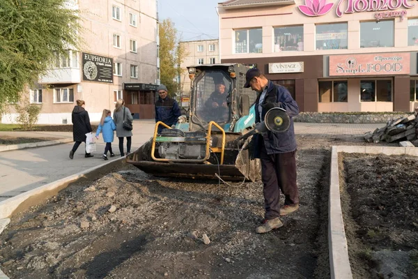 Achinsk Territorio Krasnoyarsk Octubre 2019 Los Trabajadores Pavimentan Asfalto Frente —  Fotos de Stock