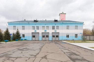 Krasnoyarsk, Krasnoyarsk Bölgesi / RF - 9 Mayıs 2019: Yangın İstasyonu No. Bulutlu bir bahar gününde 4. 