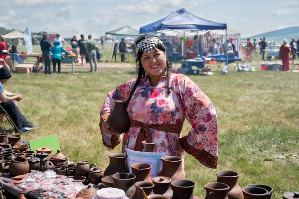 Parnaia District Sharypovskiy Région Krasnoïarsk Juillet 2019 Une Vendeuse Poterie — Photo