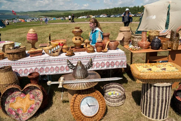 Parnaia Sharypovskiy District Krasnoyarsk Region July 2019 Young Woman Sits — Stock Photo, Image