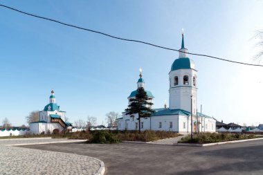 Dönüşüm Katedrali (1731-1750) ve Yeniseisk şehrindeki Spassky Manastırı 'nın topraklarındaki Aziz Zachary ve Elizabeth Kilisesi (1795-1786). Krasnoyarsk bölgesi. Rusya.