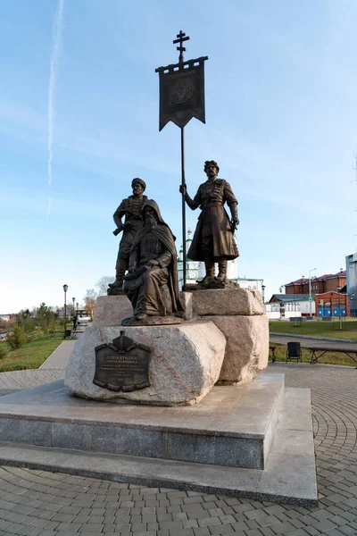 石の台座の上にYeniseiskの街の創設者へのブロンズ記念碑 2017 クラスノヤルスク地方 ロシア — ストック写真