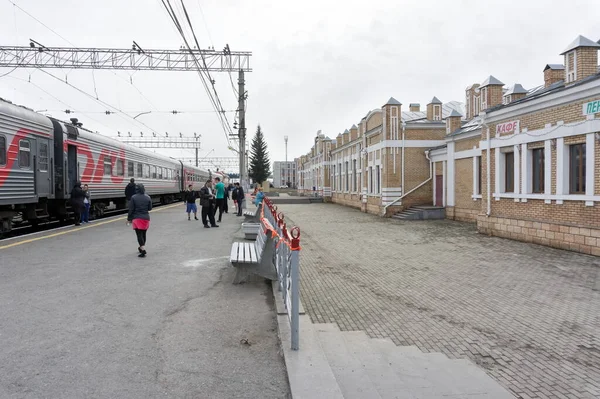 Ishim Tyumen Oblast Aprile 2015 Passeggeri Camminano Sul Binario Della — Foto Stock