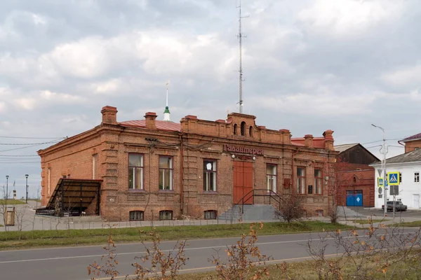 曇り空の秋の日にザマラエフ取引所 19世紀後半 の店の建物 Yeniseisk クラスノヤルスク地方 ロシア — ストック写真