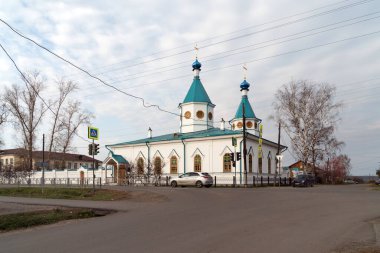 Yeniseisk, Krasnoyarsk Bölgesi / RF - 13 Ekim 2019: Ivers Hanımefendisi Kilisesi (1871-1872) bir sonbahar gününde. 