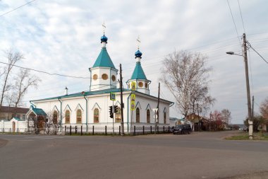 Yeniseisk, Krasnoyarsk Bölgesi / RF - 13 Ekim 2019: İber Meryem Ana Kilisesi (1871-1872) bir sonbahar gününde. 