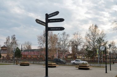 Dekoratif bir sanat objesi, merkez meydanda, Lenin Caddesi 'nin arka planında duruyor. Yeniseisk. Krasnoyarsk bölgesi. Rusya.