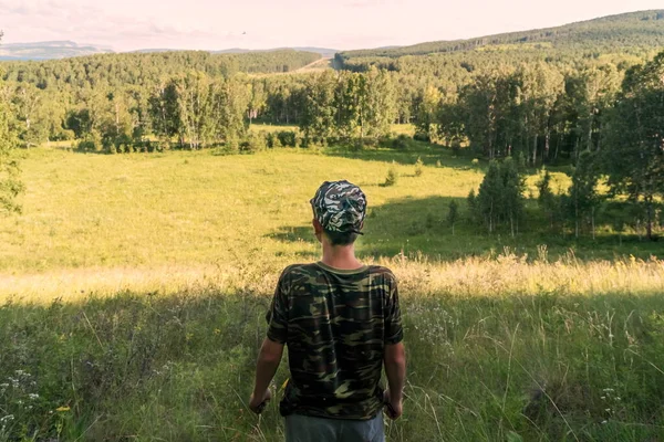 Een Jongen Een Hemd Pet Camouflage Kleuren Staat Schaduw Kijkt — Stockfoto