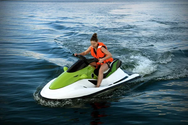 Una Joven Chaleco Salvavidas Monta Una Bicicleta Acuática Lago Verano — Foto de Stock