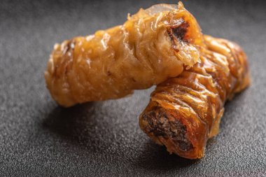 Esmer arka planda geleneksel Yunan hamur işleri saragli. Kapat.