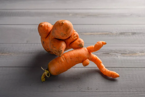 Concepto de zanahorias feas sobre fondo de madera gris. Copiar espacio — Foto de Stock