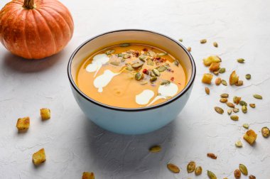 Sağlıklı organik balkabağı kremalı çorba kremalı, kızarmış ekmek, tohumlu ve fesleğenli