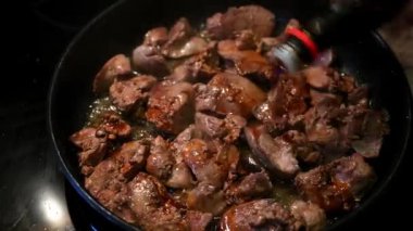 Ev yapımı tavuk ciğeri kızartma tavasında kızartılmış ve soya sosuyla sulandırılmış.