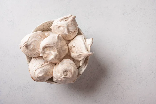 Domácí oblíbený dezert meringue na váze na stole z bílého dřeva — Stock fotografie