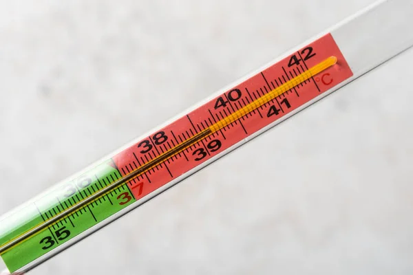 Thermometer op lichte achtergrond. Hoge temperatuur 38,3. Bovenaanzicht — Stockfoto
