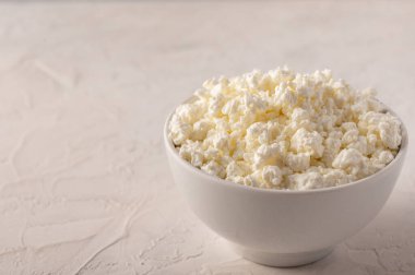 Arka planda yakın plan bir kasede kaymak.