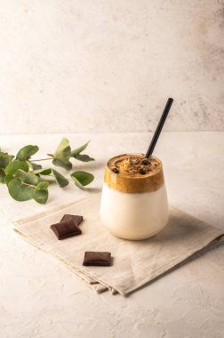 Ev yapımı dalgona kahvesi. Hazır kahve, şeker ve sütle yapılan yumuşacık kremalı içecek.