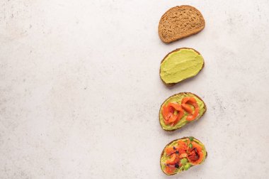 Ekmek, guacamole, tuzlu somon, fırında domates ve yeşillik yapma aşamaları