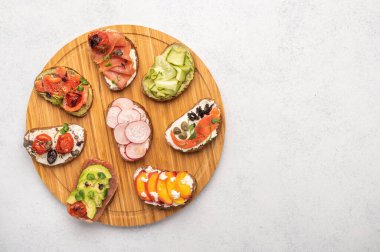 Ekmek, çeşitli malzemeler ve baharatlı ev yapımı sandviçler. Kahvaltı ve öğle yemeği için sağlıklı lezzetli yemekler.