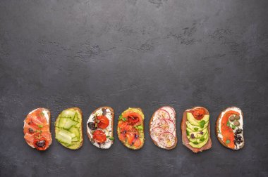 Ekmek, çeşitli malzemeler ve baharatlarla ev yapımı sandviçler. Kahvaltı ve öğle yemeği için sağlıklı lezzetli yemekler.