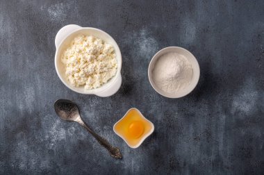 Ev yapımı peynirli kek, süzme peynir, un, yumurta. Fırın geçmişi. Üst görünüm