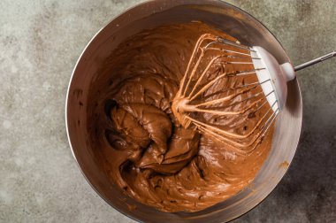 Browni hamurunu yemek makinesine karıştırıyorum. Üst Manzara. Yatay yönelim