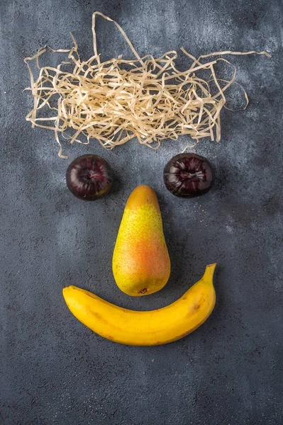 Begreppet ansikte av frukt och halm. Vertikal orientering. Ovanifrån — Stockfoto