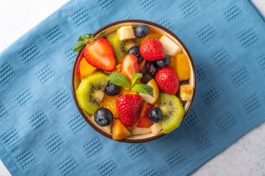 Keten peçetede farklı malzemelerle taze meyve salatası. Sağlıklı beslenme. Üst görünüm