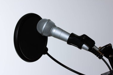 Krom ses mikrofonu beyaz arka planda zarı izole edilmiş.