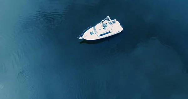 Аэросъемка красивой голубой лагуны в жаркий летний день с моторной лодкой . — стоковое фото