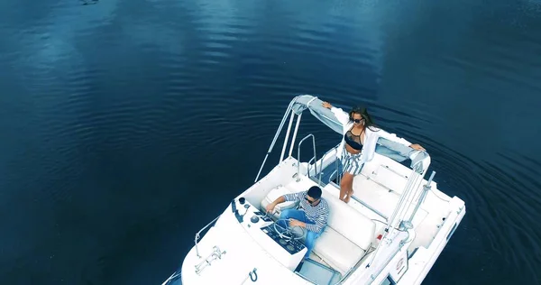 Sıcak Yaz Gününde Motorlu Tekneyle Güzel Mavi Göl Manzarası Güzel — Stok fotoğraf