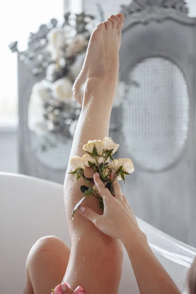 Femme relaxante dans un bain extérieur rond avec des fleurs tropicales, soins de la peau bio, hôtel spa de luxe, photo de style de vie. — Photo